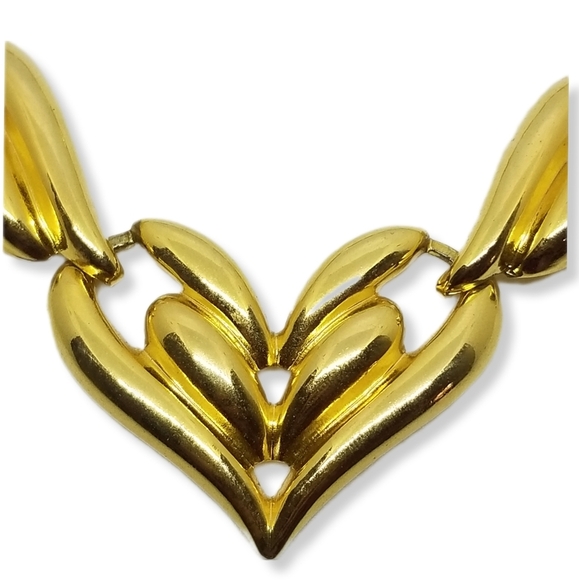 VINTAGE GOLDTONE WINGED HEART STATEMENT NECKLACE & EARRINGS SET - Picture 6 of 10